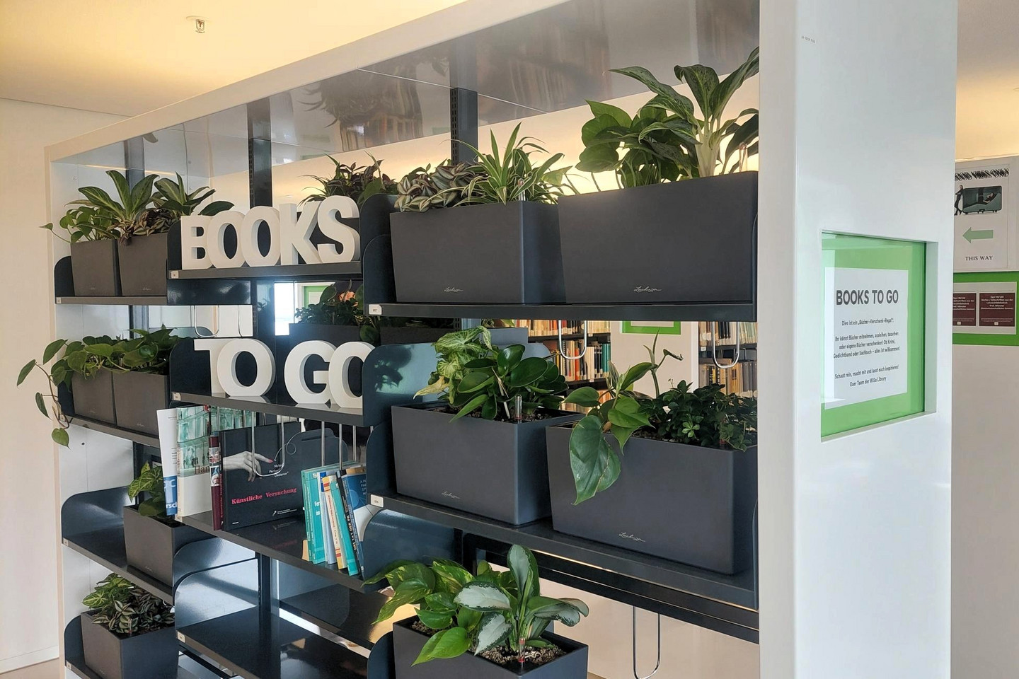 Büchertauschregal Books to go der WiSo Library mit Blumenkästen