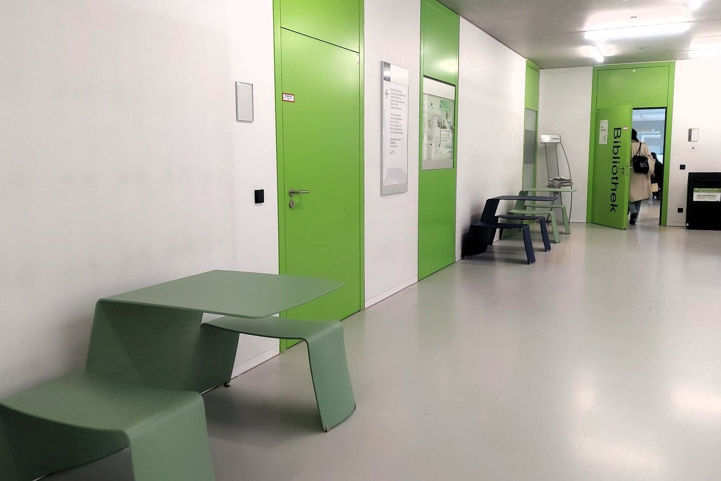 Eingangsbereich der WiSo Library mit Pausenplätzen 